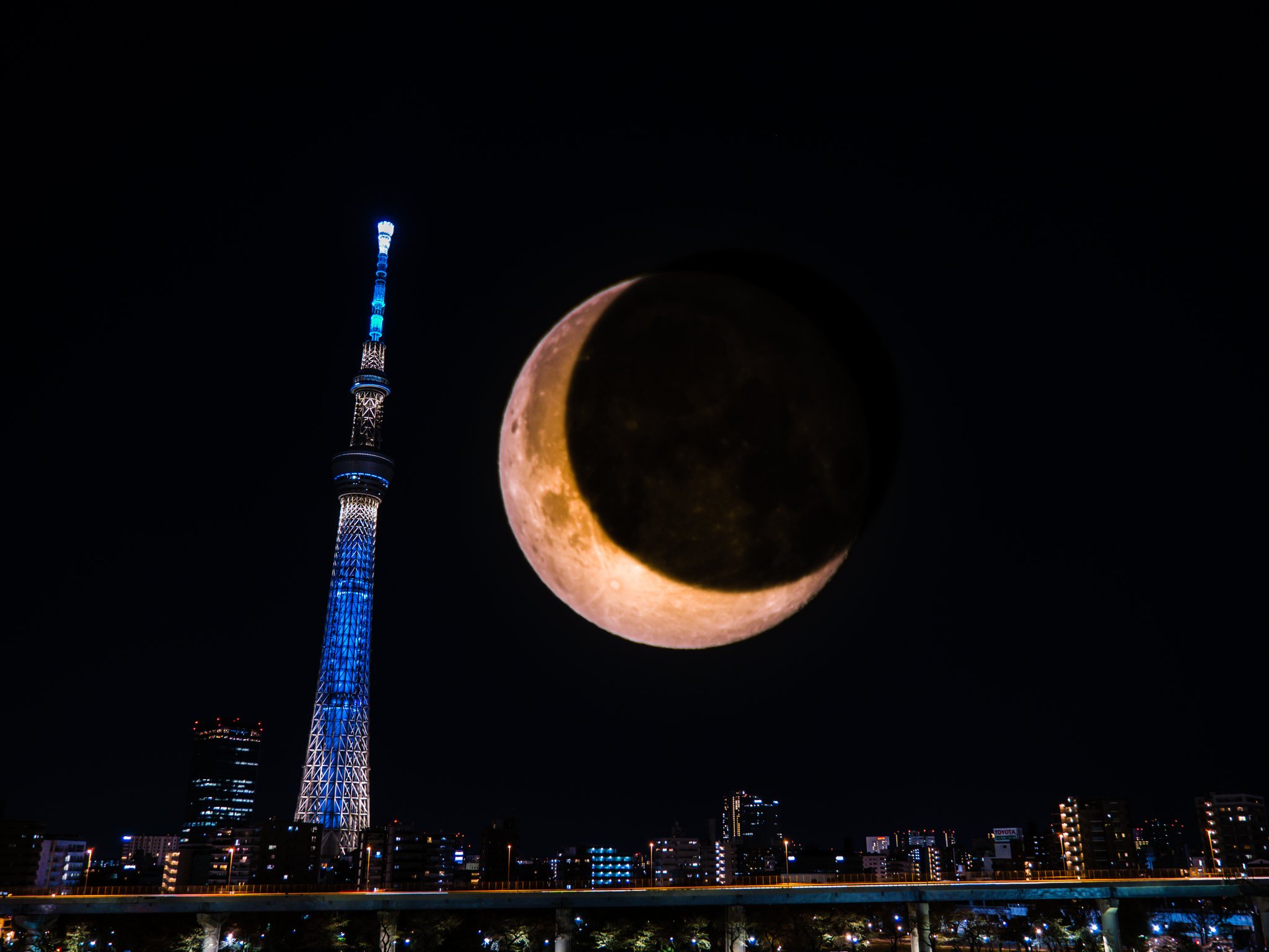 Twitter 上的 樹さん ありえない風景 東京スカイツリーとでっかい月のコラボレーションしてみたかったんだよね Www Em1x ファインダー越しの私の世界 写真好きな人とつながりたい 写真好きな人と繋がりたい 三日月 夜景 東京スカイツリー T Co