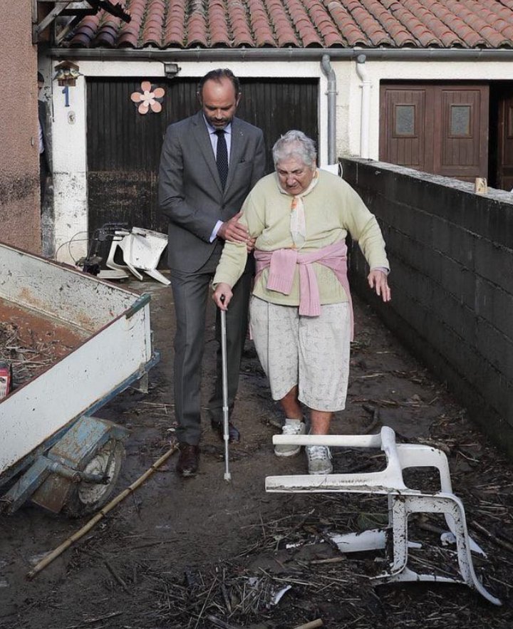 SplendidStan's tweet photo. - Faut aider nos entreprises madame en faisant un don
- Mais j'ai plus rien je galère à boucler les fins de mois moi monsieur
- Je suis sûr qu'il reste 10 ou 20€ on va aller retirer avec votre carte au credit agricole ensemble madame https://t.co/u96qqp82Gf