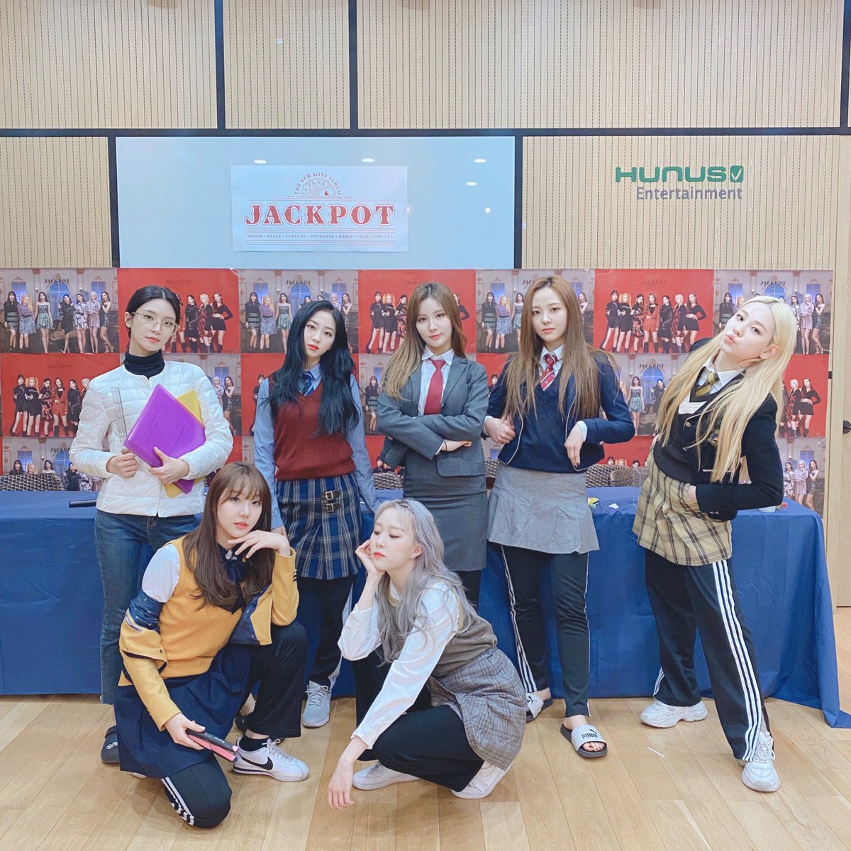 ELRIS_official's tweet photo. [#엘리스]
교복리스와 함께하는 두번째 온라인 팬사인회!
블리스여러분 내일까지 꼭꼭 잊지말고 본방사수💗

#엘리스 #ELRIS #잭팟 #JACKPOT https://t.co/5H4CQgTXot