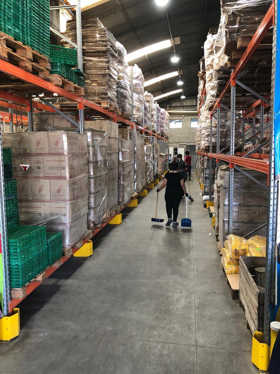 BAR_Rosario's tweet photo. #ContagiemosSolidaridad nos une porque #Rosario nos necesita. 
Nos juntamos y ampliamos nuestra capacidad para poder recibir y distribuir alimentos a + de 500 organizaciones sociales que contienen, con comida y amor, a miles de rosarinos. 
Te necesitamos! SUMATE,+ info en la bio! https://t.co/GTNTsDiG7l
