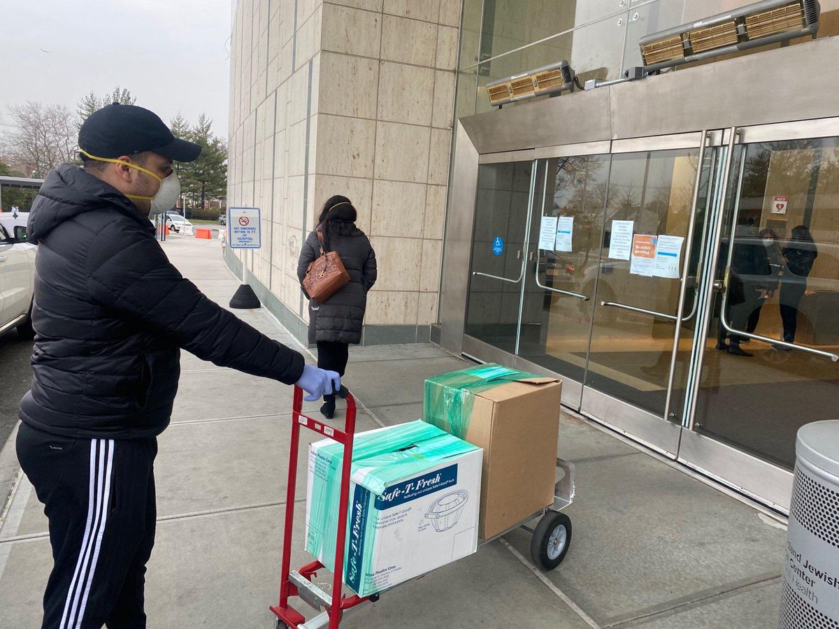 QnsBPRichards's tweet photo. 250 more meals cooked, packed and delivered to our frontline workers yesterday, this time at @NorthwellHealth LIJ, thanks to @twotbsp and the @QnsNightMarket on Day 2 of #FuelTheFrontlines. Today, it’s @JamaicaHospital and @FHMC_NYC. #QueensStrong https://t.co/oQAjZzWR1S