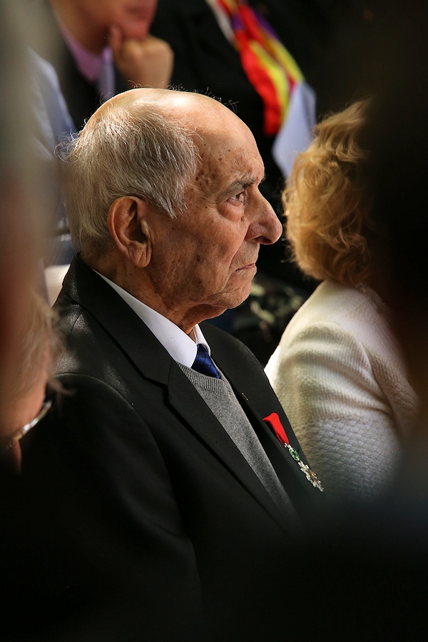 Otra gran pérdida para nuestra #MEMORIA: Se confirma el fallecimiento de Rafael Gómez, el último sobreviviente de La Nueve...

¿Sabéis lo que es esa "medallita" que cuelga en su solapa? Nada menos que la Legión de Honor de... FRANCIA.

Pues eso. 

Gracias, Rafael.