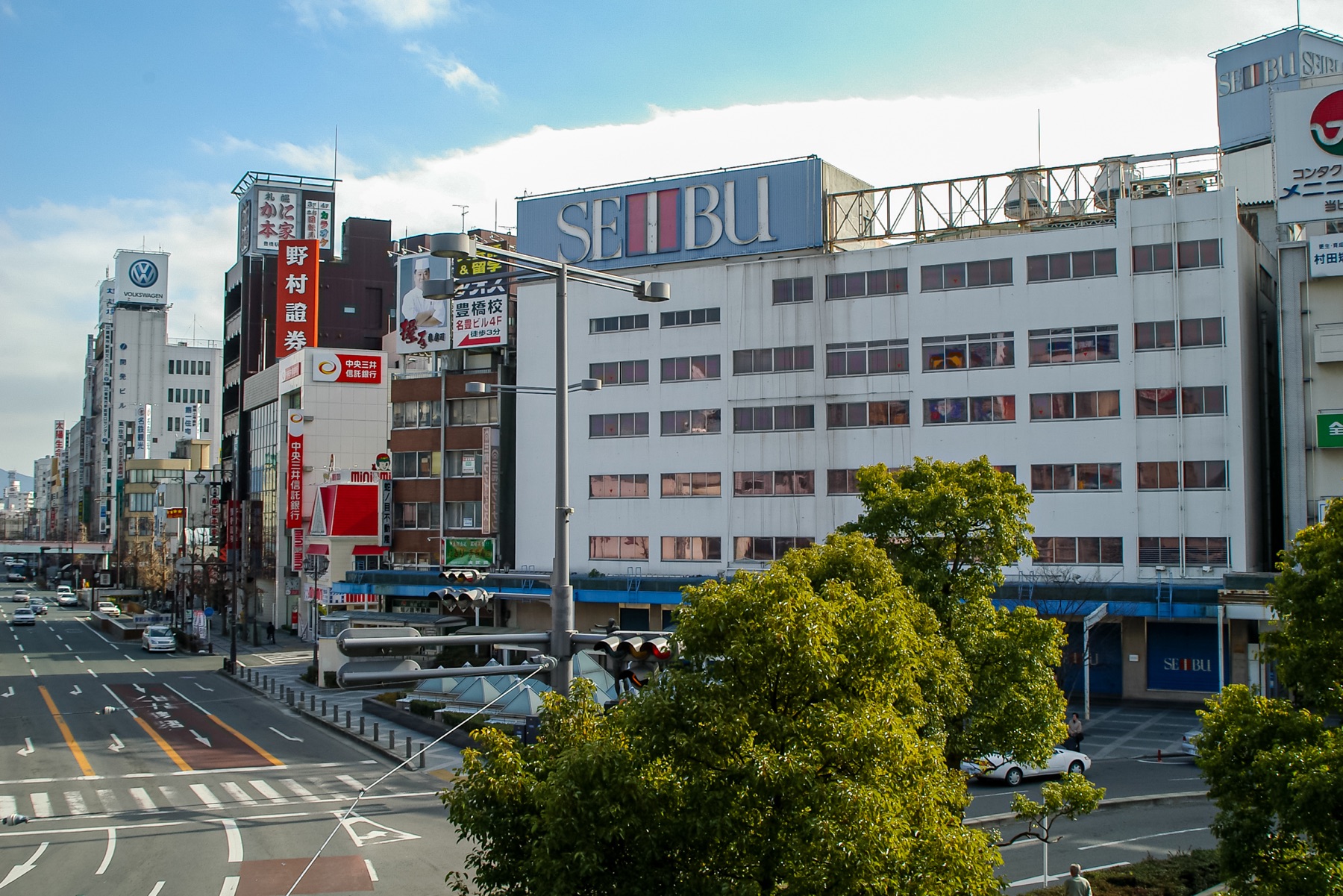 三日画師 愛知県豊橋市の豊橋駅前と駅前大通り 豊橋鉄道東田本線 路面電車 が走り 前年に閉店した豊橋西武 元は豊橋丸物 豊橋 丸栄 ほの国百貨店 今月15日に閉店 そしてパチンコusaのスペース 三日画師 愛知県豊橋市の豊橋駅前と駅前大通り 豊橋鉄道東田本線 路面電車 が走り 前年に閉店した豊橋西武 元は豊橋丸物 豊橋 丸栄 ほの国百貨店 今月15日に閉店 そしてパチンコusaのスペース
