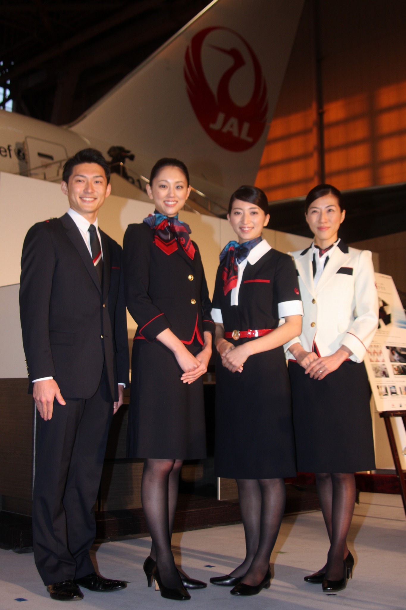 JAL客室乗務員 7代目制服の胸章 ウイングエンブレム