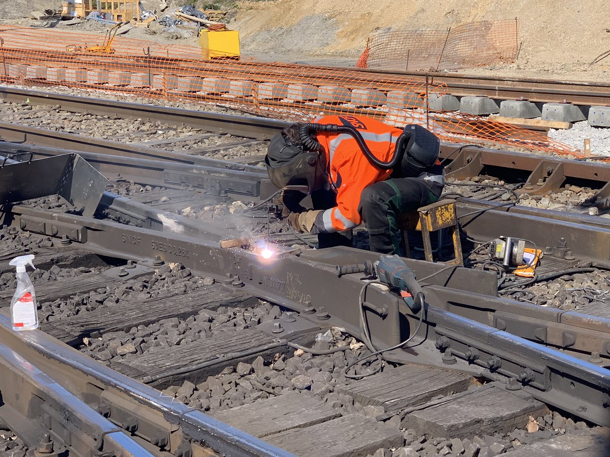 Lenfant28's tweet photo. Pour les TGV sanitaires comme pour les trains du quotidien, les cheminots de l’Infrapôle Paris Est continuent à entretenir le réseau: ici des travaux multi-métiers de maintenance de sécurité sur des aiguilles #TousMobilisés @GroupeSNCF @SNCFReseau @RERE #LigneP #infrapoleParisEst https://t.co/oOFFDno4Hx