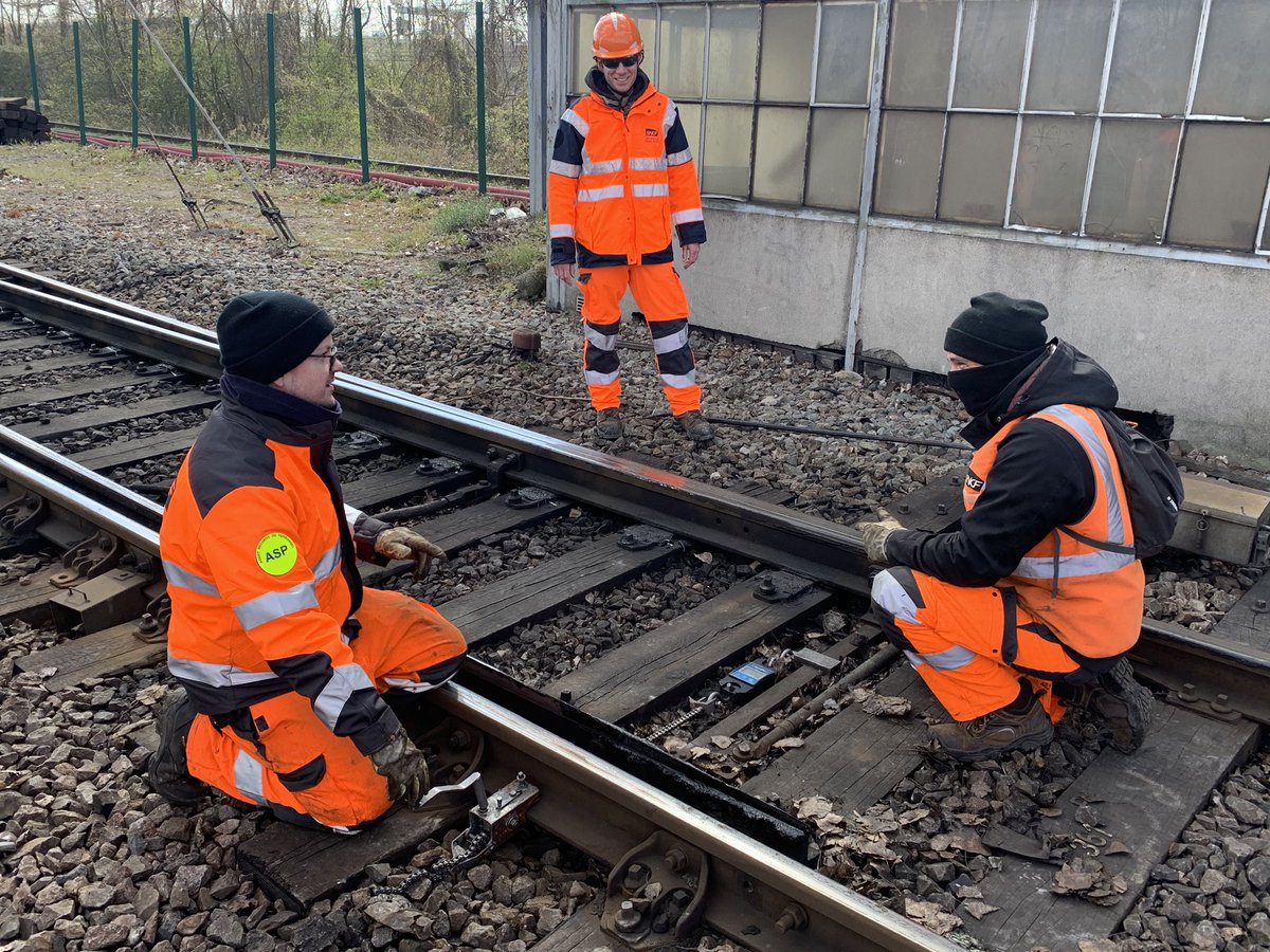 Lenfant28's tweet photo. Pour les TGV sanitaires comme pour les trains du quotidien, les cheminots de l’Infrapôle Paris Est continuent à entretenir le réseau: ici des travaux multi-métiers de maintenance de sécurité sur des aiguilles #TousMobilisés @GroupeSNCF @SNCFReseau @RERE #LigneP #infrapoleParisEst https://t.co/oOFFDno4Hx