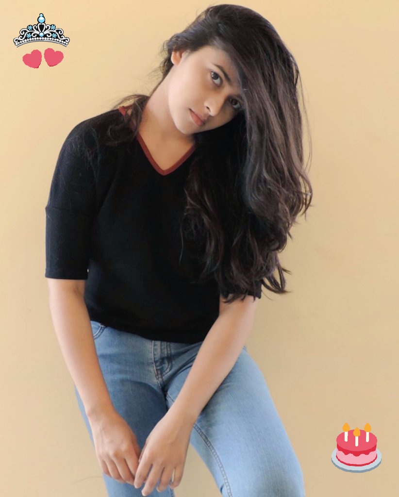pradeep_cbi's tweet photo. #myTiny💌4my @SDsridivya 👑
#HBDSriDivya 
#MakkalArasi
#April1stSDBDay in Advance wishes

கண்ணாலே..!
என்ன கொன்னாலே..!

உள்ளுக்குள்ள
வழியுது மனசு,
வெள்ளை பஞ்சா
பறக்குது தினுசு..

சிறு பார்வ,
அது வீச..
தன்னாலதான்
குளிருது மீச..

~°~
#MakkalArasi #BirthDayBaby
#HBDaySD #HBDayAngel https://t.co/RKwISw3pr4