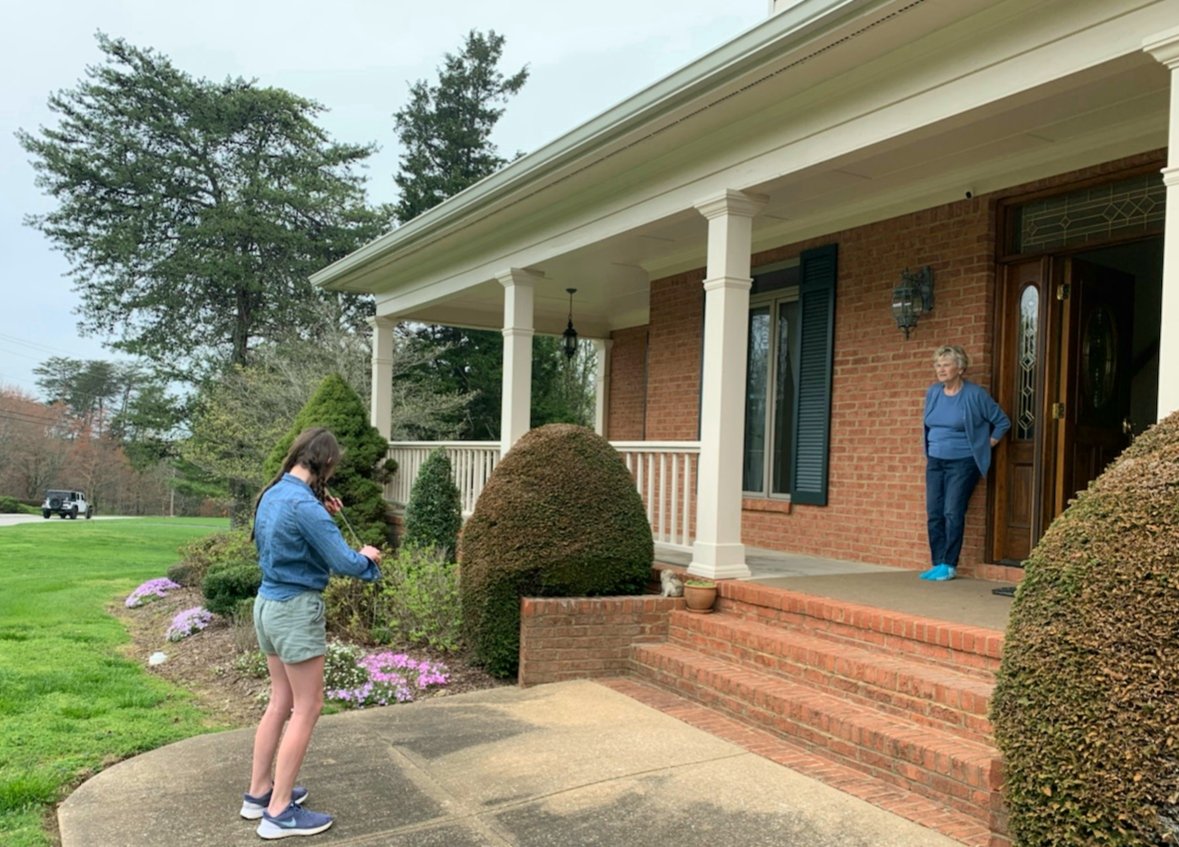 SMMHSEagles's tweet photo. #ViolinFairy Another of our Eagle Musicians is spreading Joy throughout her neighborhood. ❤
6th grader Isabelle Alpers is visiting the homes of elderly and immunocompromised neighbors to play her violin for them. Way to Go, Isabelle! 🎶🎻 #SMStrings
#SMMHSsoars https://t.co/dssbhtqGxI