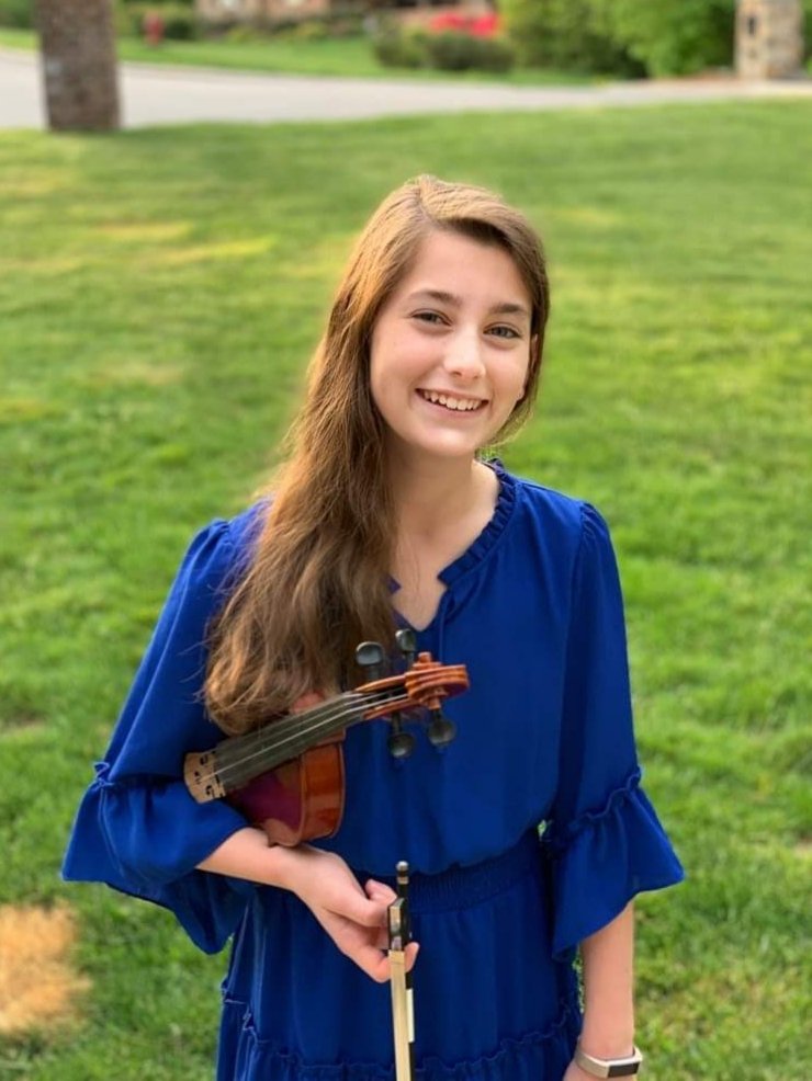 SMMHSEagles's tweet photo. #ViolinFairy Another of our Eagle Musicians is spreading Joy throughout her neighborhood. ❤
6th grader Isabelle Alpers is visiting the homes of elderly and immunocompromised neighbors to play her violin for them. Way to Go, Isabelle! 🎶🎻 #SMStrings
#SMMHSsoars https://t.co/dssbhtqGxI