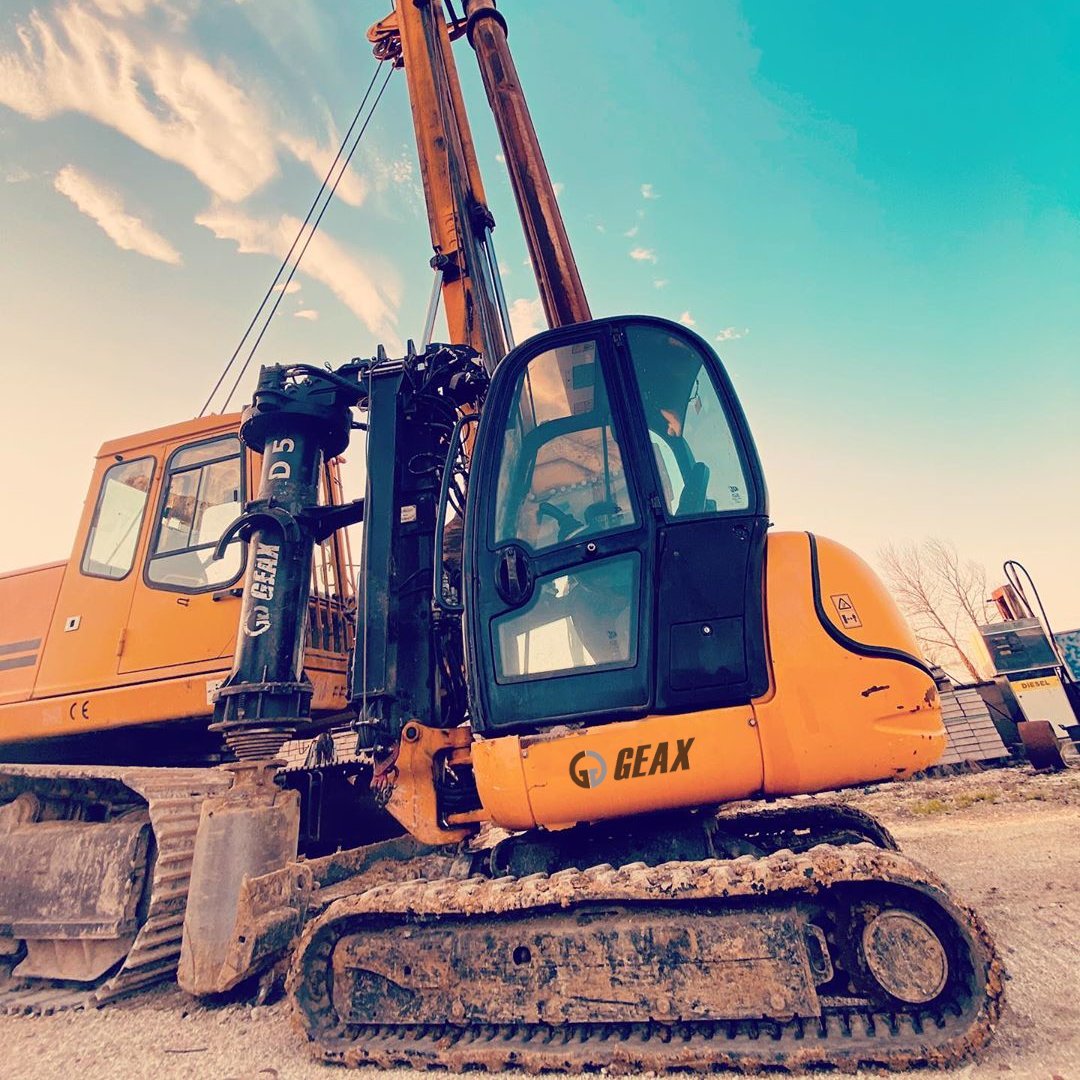 GEAXdrill's tweet photo. David and Goliath #compactpilingrig #geax #drillrig #shoring #pilingrig #cimentaciones #spezialtiefbau https://t.co/qx2KyFCpvD