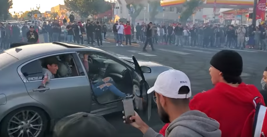 KTVU's tweet photo. Crowds of 450 gather in Oakland for illegal sideshows during coronavirus pandemic https://t.co/j015kpRIZj https://t.co/fHzSRe6RrN