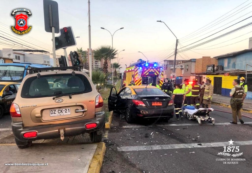 cbi_iqq's tweet photo. Imágenes del trabajo de las unidades de las compañías @BombaTarapaca
@BombaVictoria11 en llamado de rescate vehicular ocurrido a las 07:34 horas en la intersección de avenida Héroes de la Concepción con calle Hernán Fuenzalida .#Iquique https://t.co/t4svytdyxC