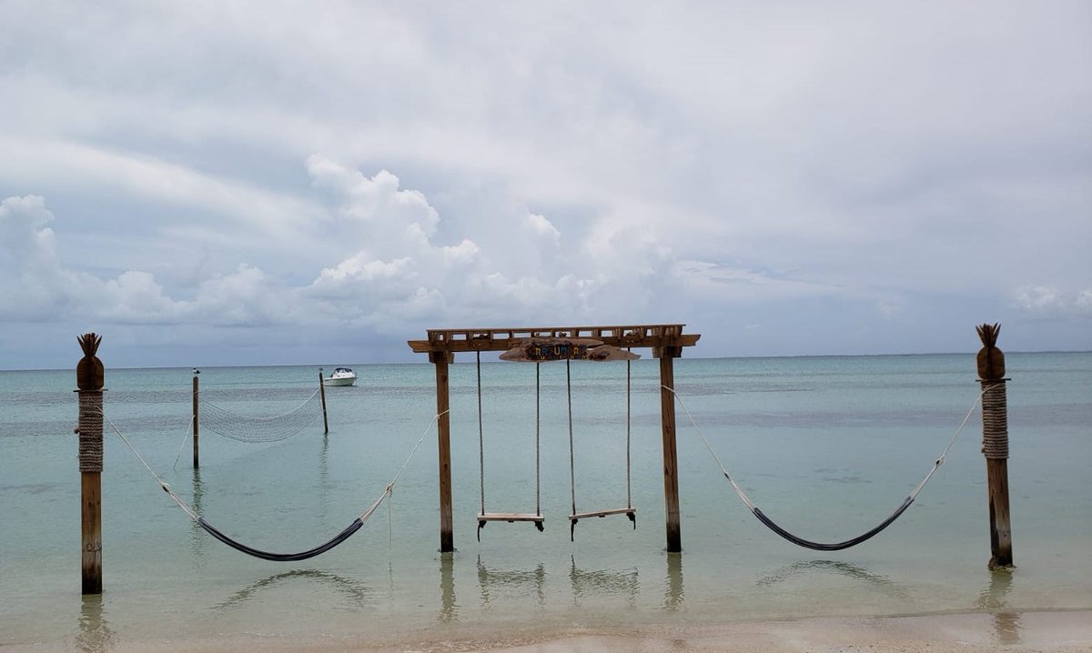 tourismtoday242's tweet photo. We're waving hello from the island of pineapples and pink sand, Eleuthera Island. Known for its sweet island escapes, this little piece of paradise, complete with stunning ocean views and more. 

@pinksands242 shares of the island's best-kept secrets 🔗 https://t.co/lfTiO50z8I https://t.co/myr4osBIjM
