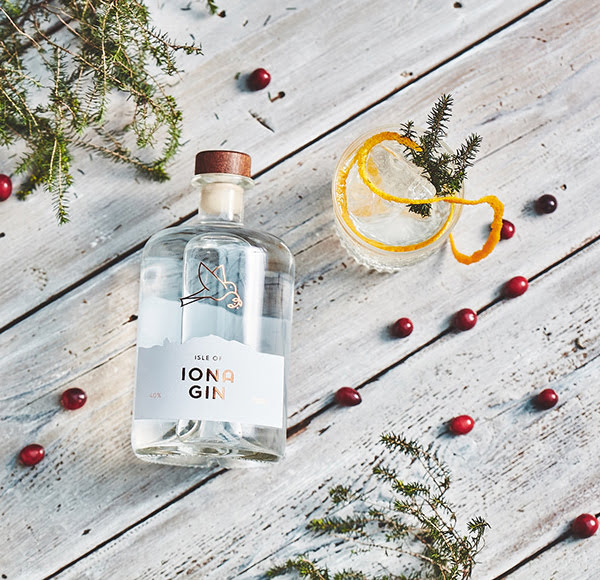 windmillprint's tweet photo. Labels for Isle of Iona Gin. Designed by @WeAreMyCreative, he used @Foilco copper foil on @FedrigoniPapers Tintoretto Crystal Salt, to create a stunning label.  Great working with you!
#hotfoil #ginlabel #gin #scottishdesigner #bespokelabel #foilblocking #print #windmillprinted https://t.co/CpZOx02vF2