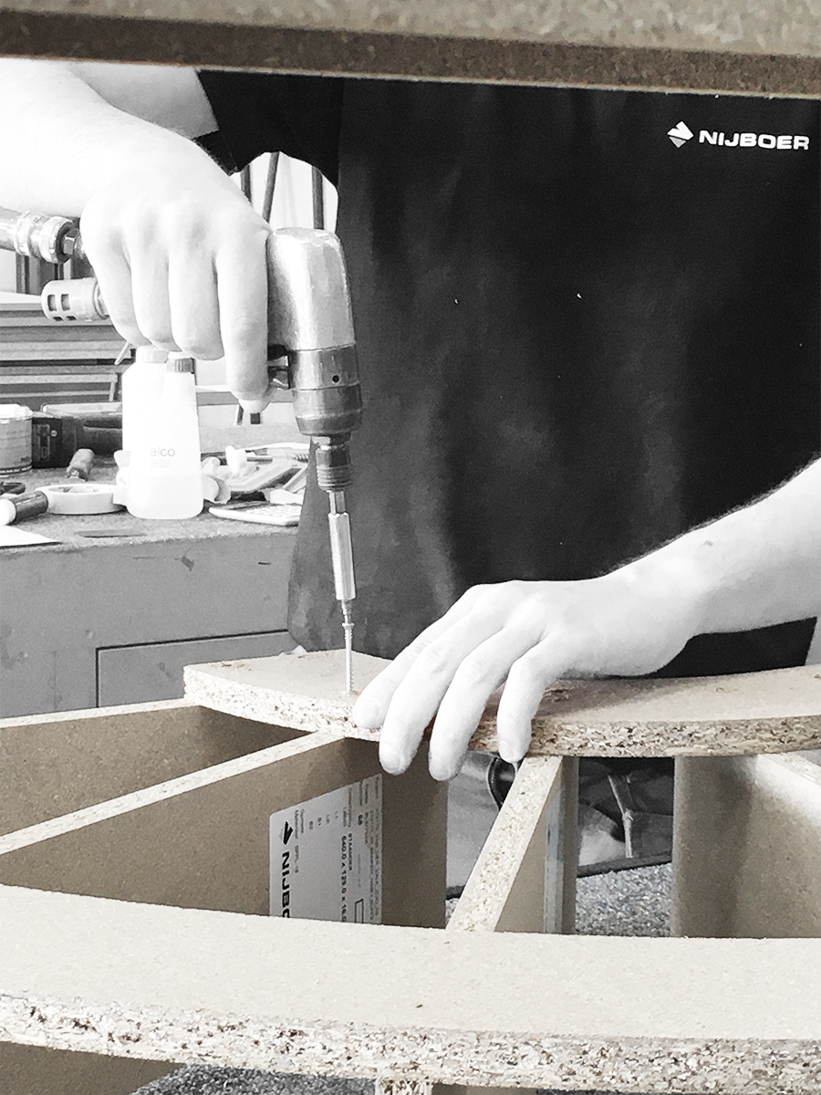 NijboerID's tweet photo. Een goed framewerk is de ruggengraat van al ons maatwerk. Het missen van enige vorm van ruggengraat is niet best… Onze meubels gaan met een sterke ruggengraat én een geweldig karakter de werkplaats uit, daar zorgt Stan wel voor. #werkplaats #interieur #ambacht #kwaliteit https://t.co/NbwvHR7jxq