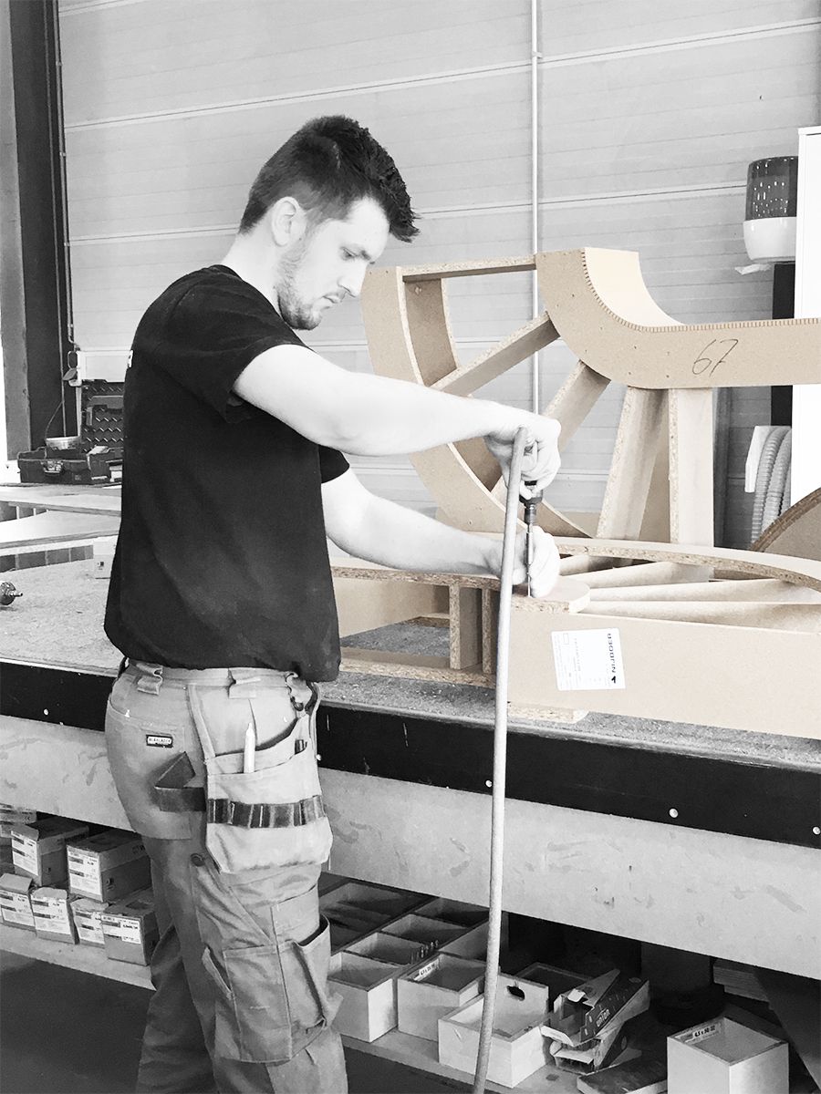 NijboerID's tweet photo. Een goed framewerk is de ruggengraat van al ons maatwerk. Het missen van enige vorm van ruggengraat is niet best… Onze meubels gaan met een sterke ruggengraat én een geweldig karakter de werkplaats uit, daar zorgt Stan wel voor. #werkplaats #interieur #ambacht #kwaliteit https://t.co/NbwvHR7jxq