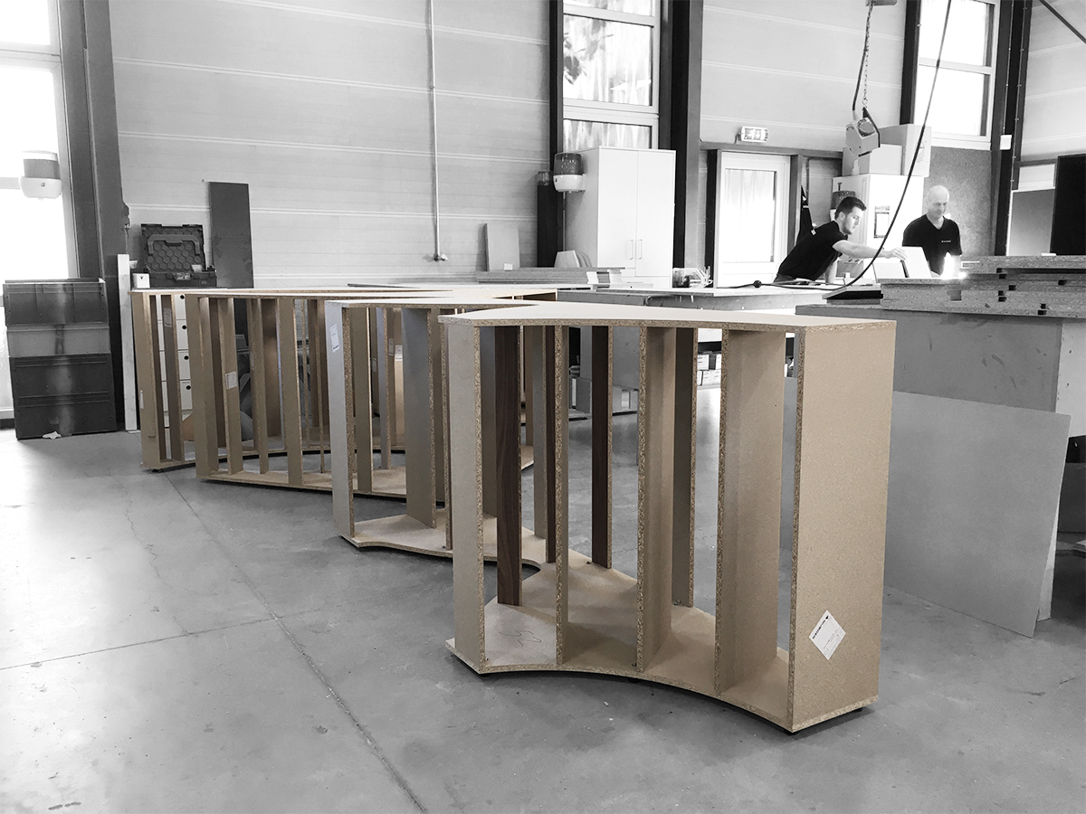 NijboerID's tweet photo. Een goed framewerk is de ruggengraat van al ons maatwerk. Het missen van enige vorm van ruggengraat is niet best… Onze meubels gaan met een sterke ruggengraat én een geweldig karakter de werkplaats uit, daar zorgt Stan wel voor. #werkplaats #interieur #ambacht #kwaliteit https://t.co/NbwvHR7jxq