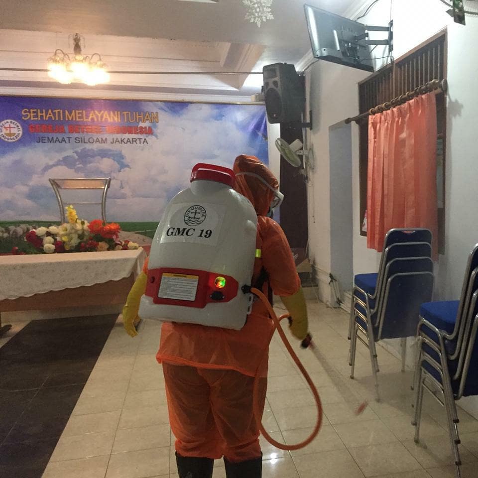 pgiofficial_'s tweet photo. #DiaryRelawan
Pada hari Senin, 30 Maret 2020 relawan #GerejaMelawanCOVID19 melakukan penyemprotan desinfektan di beberapa lokasi rumah ibadah dan sekolah:
1. Gereja POUK Tomang, Jakarta Barat
2. GPdI Shekinah, Tomang, Jakarta Barat
3. GBI Siloam, Kota Bambu, Jakarta Barat https://t.co/6XWSbFaEwK