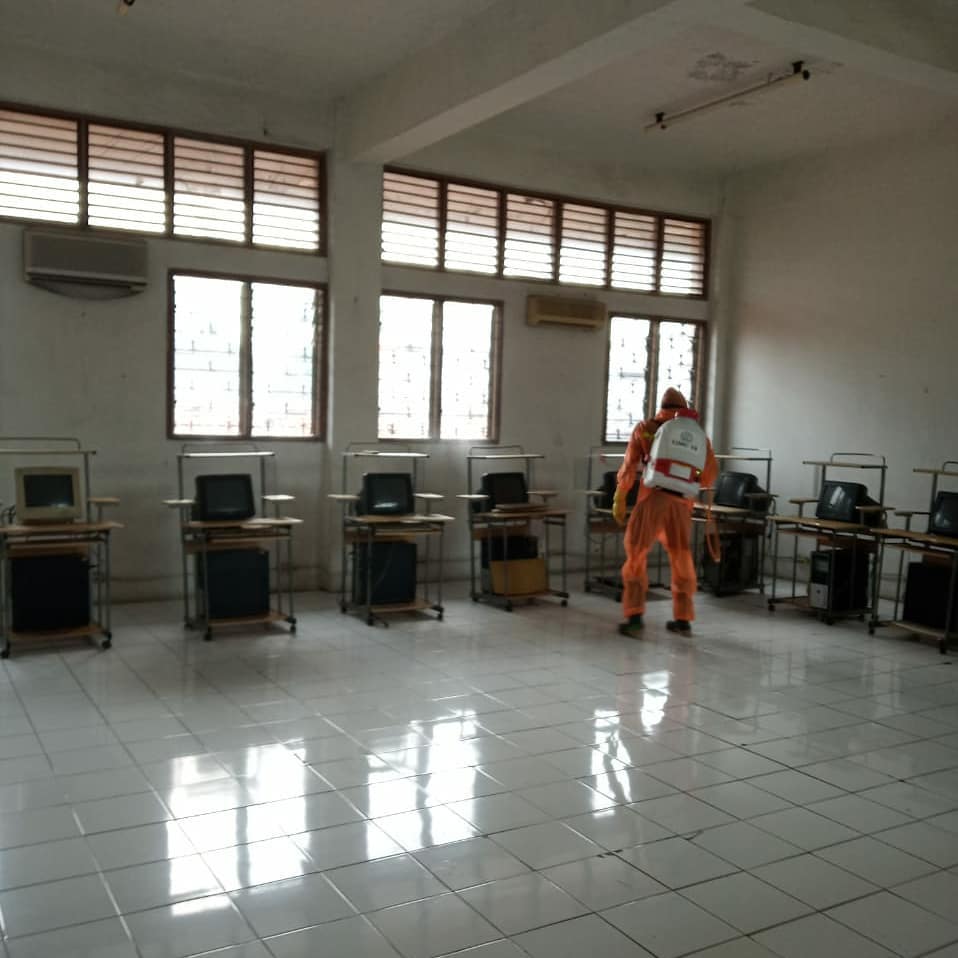 pgiofficial_'s tweet photo. #DiaryRelawan
Pada hari Senin, 30 Maret 2020 relawan #GerejaMelawanCOVID19 melakukan penyemprotan desinfektan di beberapa lokasi rumah ibadah dan sekolah:
1. Gereja POUK Tomang, Jakarta Barat
2. GPdI Shekinah, Tomang, Jakarta Barat
3. GBI Siloam, Kota Bambu, Jakarta Barat https://t.co/6XWSbFaEwK