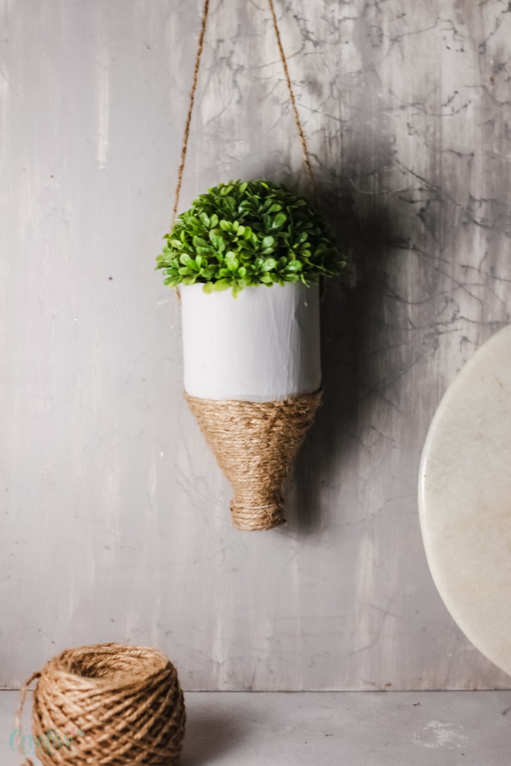 Easy Peasy Ideas Ø¹Ù„Ù‰ ØªÙˆÙŠØªØ± This Hanging Plastic Bottle Planter Is A Great Project To Get Kids Into Gardening Amazing Spring Craft Great Way To Make A Hanging Plastic Bottle Garden