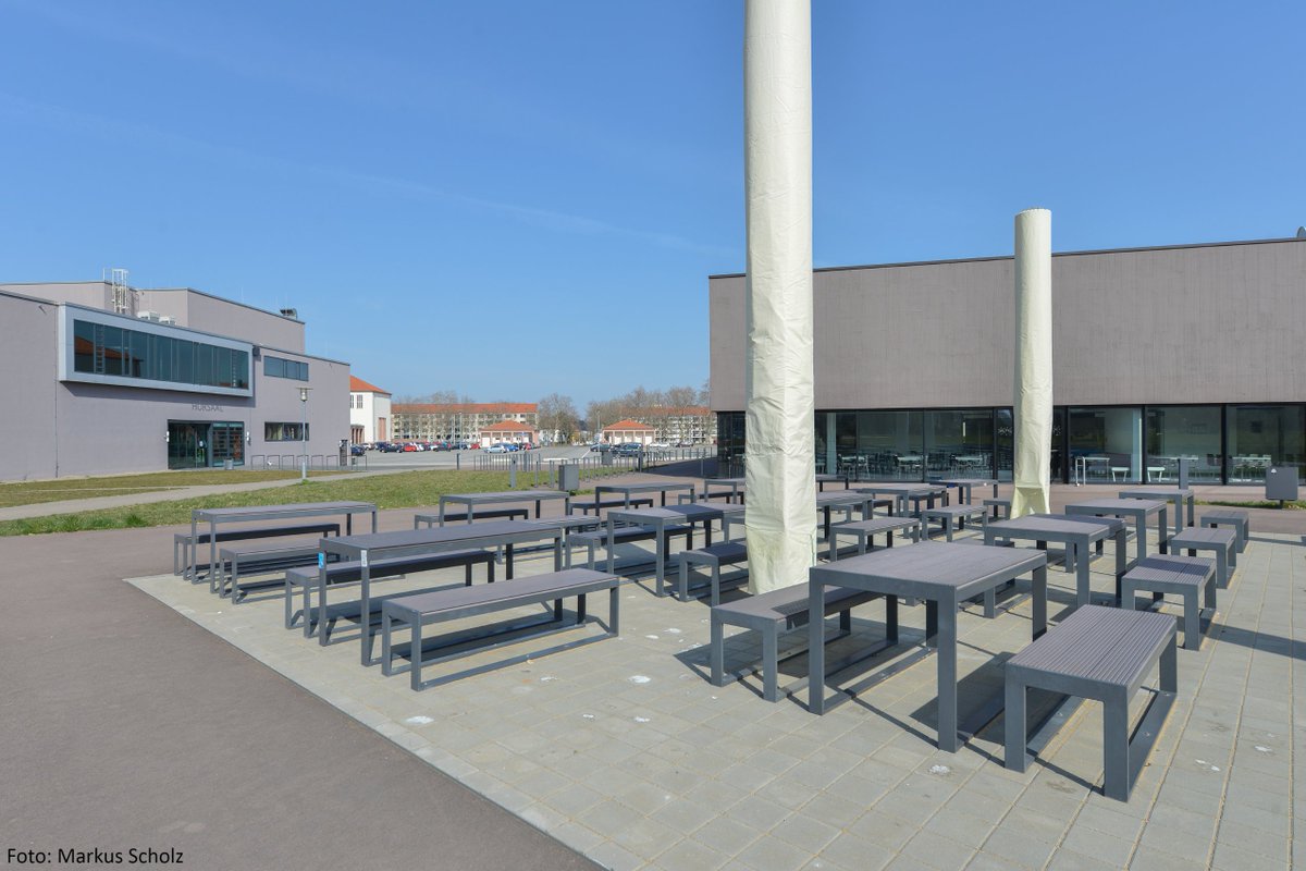 UniHalle's tweet image. #emptycampus - Wie ihr seht, seht ihr nichts: Normalerweise würden Studierende hier am Weinberg Campus Bereich Heide-Süd ein bisschen Sonnen tanken. Doch aufgrund der Coronavirus-Pandemie ist der Campus leer. Wir stellen fest: Ohne euch sieht es hier nur halb so schön aus! 💔