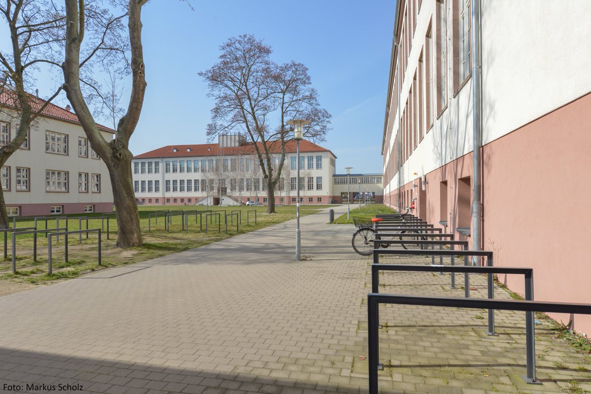 UniHalle's tweet image. #emptycampus - Wie ihr seht, seht ihr nichts: Normalerweise würden Studierende hier am Weinberg Campus Bereich Heide-Süd ein bisschen Sonnen tanken. Doch aufgrund der Coronavirus-Pandemie ist der Campus leer. Wir stellen fest: Ohne euch sieht es hier nur halb so schön aus! 💔