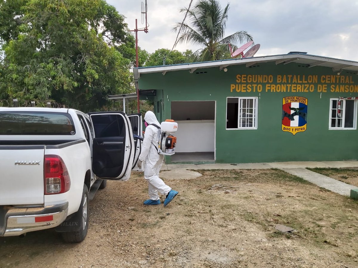 senafrontpanama's tweet photo. Tomando medidas preventivas para nuestra seguridad, se procede con la descontaminación en las instalaciones del Puesto Fronterizo de Sansón en  Metetí, por parte de la Primera Brigada Oriental.

#ProtégetePanamá
#TodosContraElCoronavirus
#UnidosLoHacemos https://t.co/CoTqD4pMcn