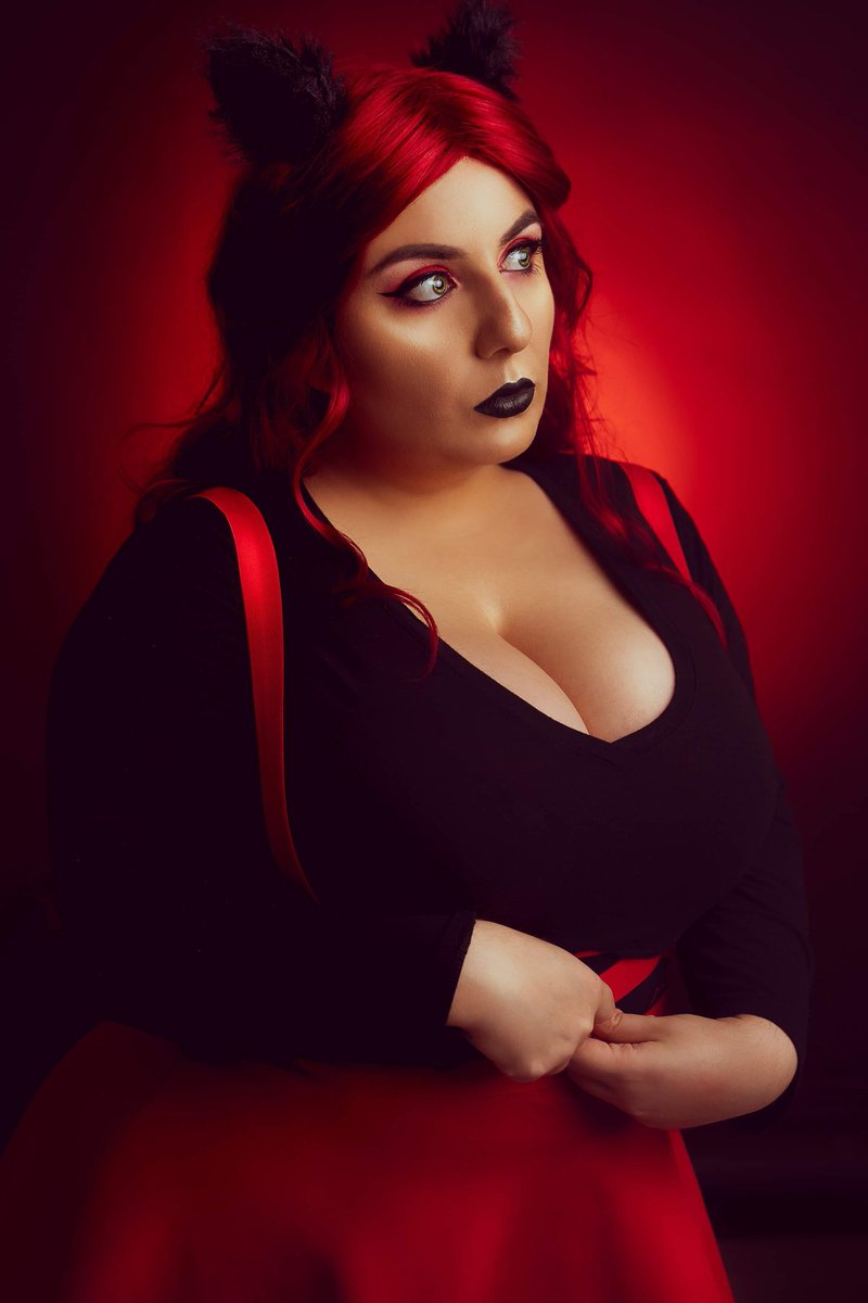 Trying to start another self portrait series 😅 I'll be using colors as the theme. Here's the first one: RED. Erik helped me with this first one though 👀.
📷 <a href="/paredeserik/">Erik - Commissions OPEN</a> , edited by me.
#neko #nekogirl #redandblack #catgirl