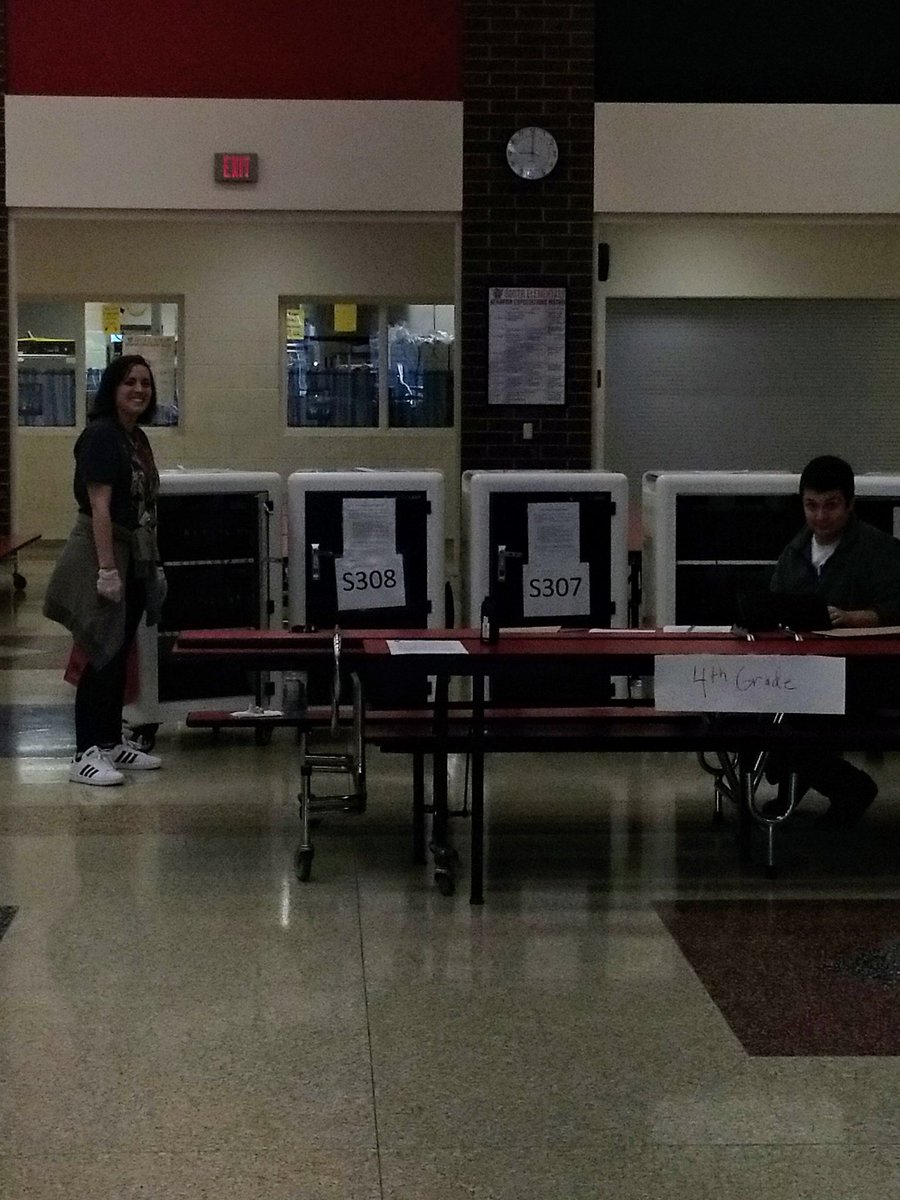 DrRevaCosby's tweet photo. @MtHealthySchool my tech team and teacher volunteers distributed 540 Chromebooks to our elementary kids. We maintained safety and social distancing procedures! We are closing the opportunity and achievement gaps for our students. Thank you team!! @BASA_Supt #TuesdayMotivation https://t.co/BlpyXZ9FhN