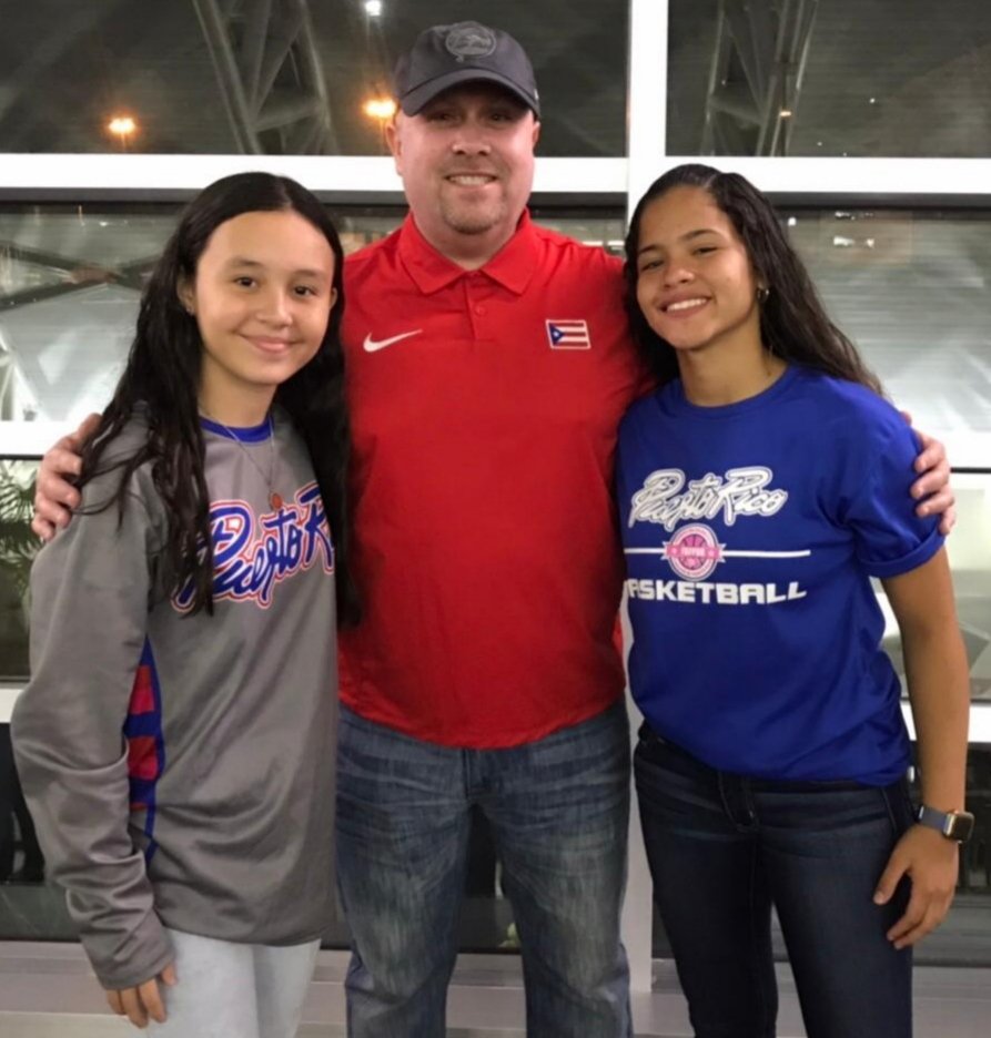 ¡Mía y Valeria Aceptan el Reto de Estudiar en Estados Unidos!
FBFPUR, les complace anunciar que las Estudiantes- Atletas, Valeria Santiago Dedos y Mía Luna Zayas Echevarria se comprometen a estudiar en prestigiosas Escuelas Preparatorias de USA, para el próximo año.👩‍🎓🏀🇵🇷