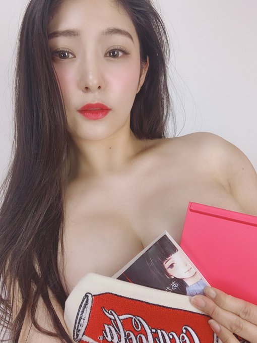 FANZAライブチャット後半戦始まるよ〜う💓 今回のサイン入り私物&amp;チェキのプレゼントはこちら💁&zwj;♀️🎁💕  のぞきではなく、コメント📝してくれてる方だけに当たりますよっ💋  スマホからも📱視聴可能⭐️  https://t