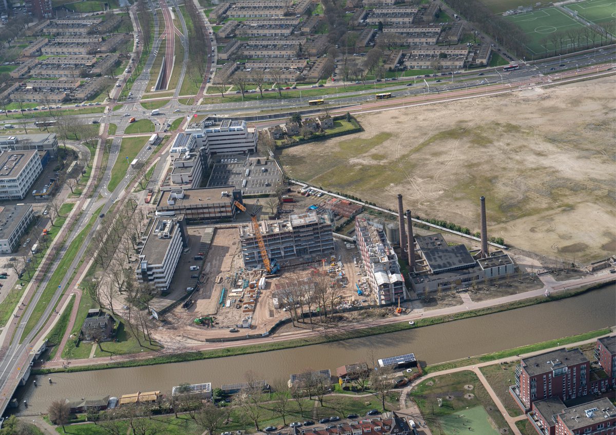Hulde aan de bouwvakkers die tijdens #COVID19 veilig en onverstoord doorwerken! Het industriële Wilhelminawerf in #Utrecht ziet er vanboven al indrukwekkend uit. Dok architecten werkt zelf digitaal en intensief door vanuit huis. Samen sterk! <a href="/KondorWessels/">KondorWessels</a>