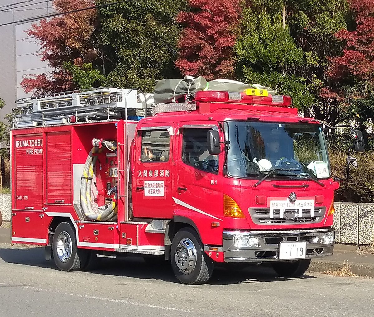消防車両24時 写真館 埼玉県ふじみ野市 入間東部消防本部西消防署 タンク車 西1 オールシャッターに見せかけてオールシャッターじゃない1台 日野マークと消防章が付いている車両 運転席の所に白ライン入り フロントグリルが格好良い1台 消防車両24時 写真館 埼玉県ふじみ野市 入間東部消防本部西消防署 タンク車 西1 オールシャッターに見せかけてオールシャッターじゃない1台 日野マークと消防章が付いている車両 運転席の所に白ライン入り フロントグリルが格好良い1台