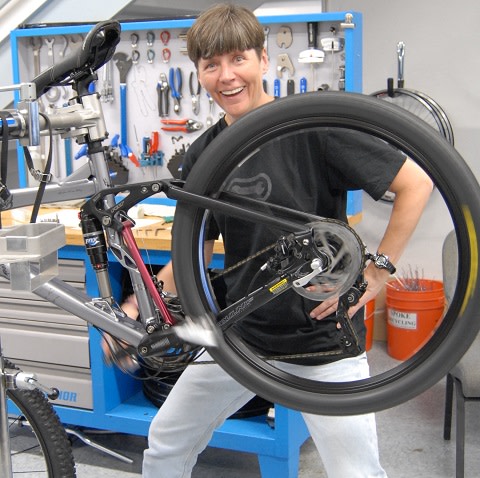 The QBP #bikemechanicscholarship is aimed at giving to those who give to others 🚲 Many recipients donate their time to help other cyclists understand &amp; practice safe cycling.

One of those people is Lynette Wood, 2018 scholarship recipient! Meet Lynette: bikeschool.com/resources/blog…