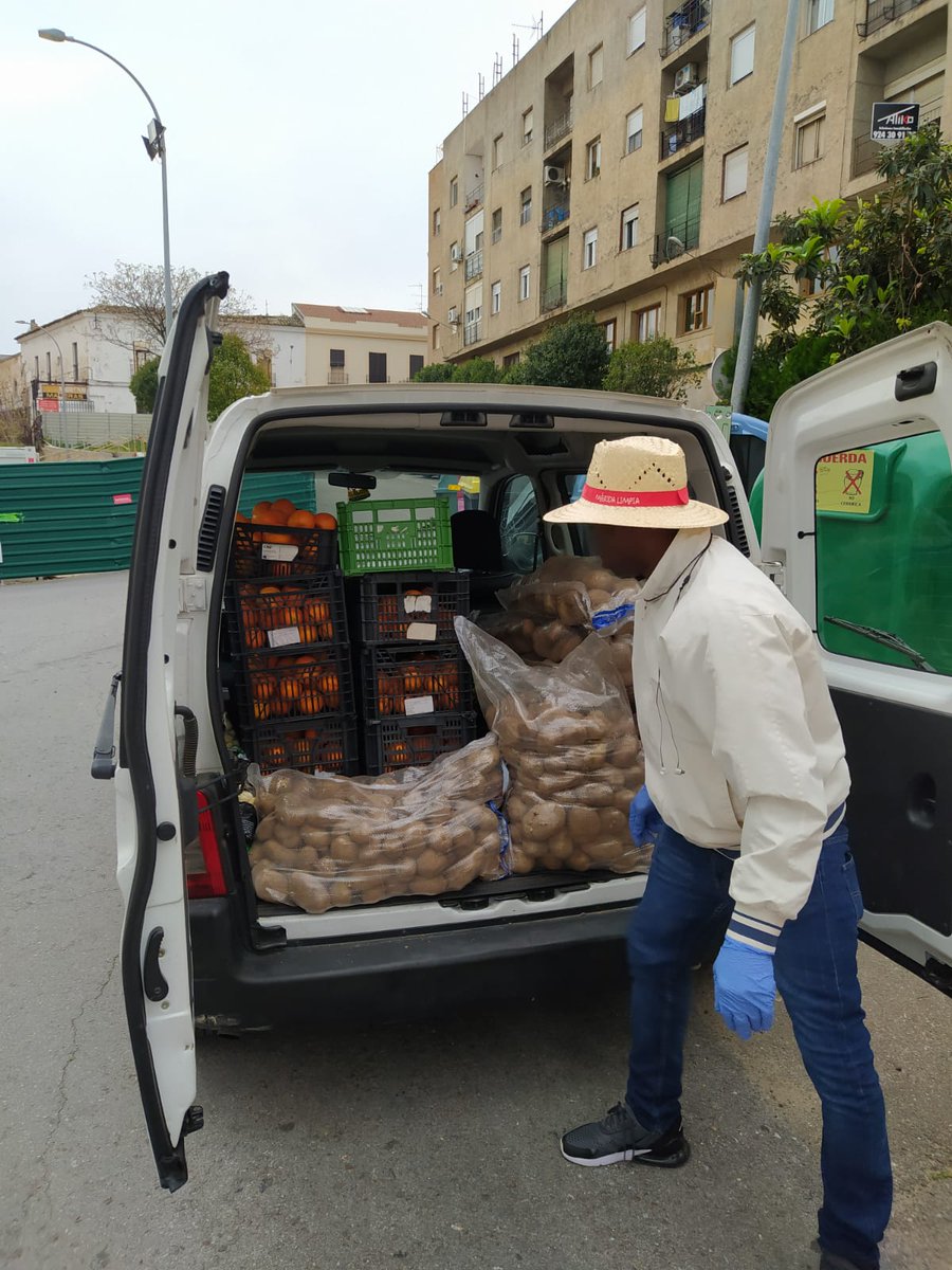 cdmeba's tweet photo. #CadaGestoCuenta @abadesareas de #Mérida ha hecho entrega de la donación de alimentos para el #CentroPadreCristóbal, centro de Atención a Personas en situación de Sin Hogar de #Mérida.❣Gracias por vuestra generosidad y cariño❣ #LaCaridadNoCierra https://t.co/2u5lxMrcFo