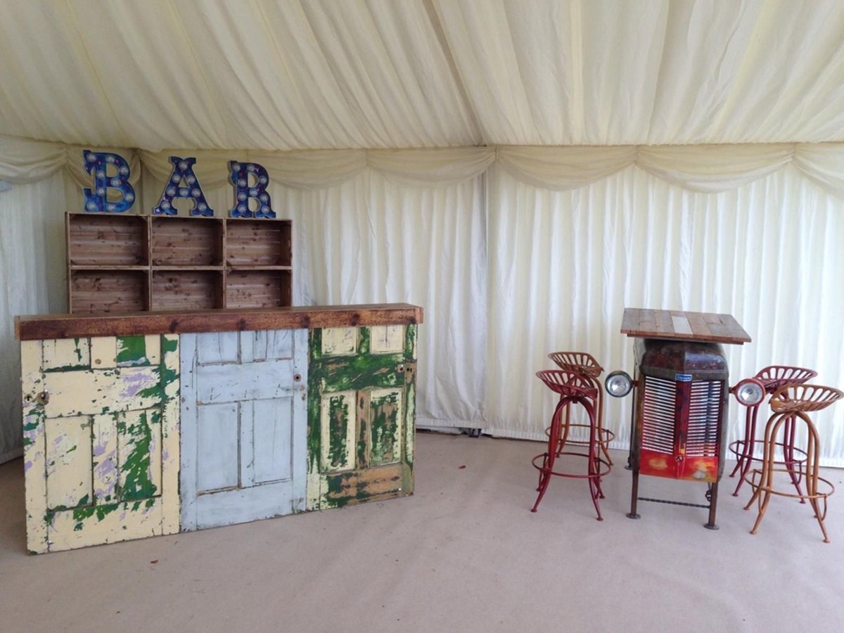furniture4event's tweet image. Transform your venue into something unique by adding our Tractor Poseur Table with matching bar stools and our Vintage Door Bar. These pieces of furniture are a really great way to grab your guests attention and make the bar/waiting area a quirky place to be... Drinks please! 😁