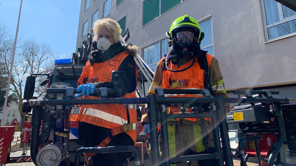 Video: Brandweer helpt moeder bij bezoekje aan zoon:..