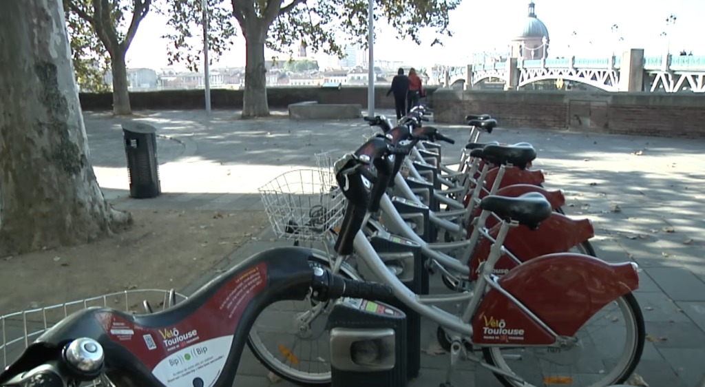 viaOccitanieTV's tweet image. #Toulouse #Coronavirus Pour permettre aux #soignants de se déplacer plus facilement l'accès aux vélos en libre service #VeloToulouse est rendu gratuit par le concessionnaire @JCDecaux_France
