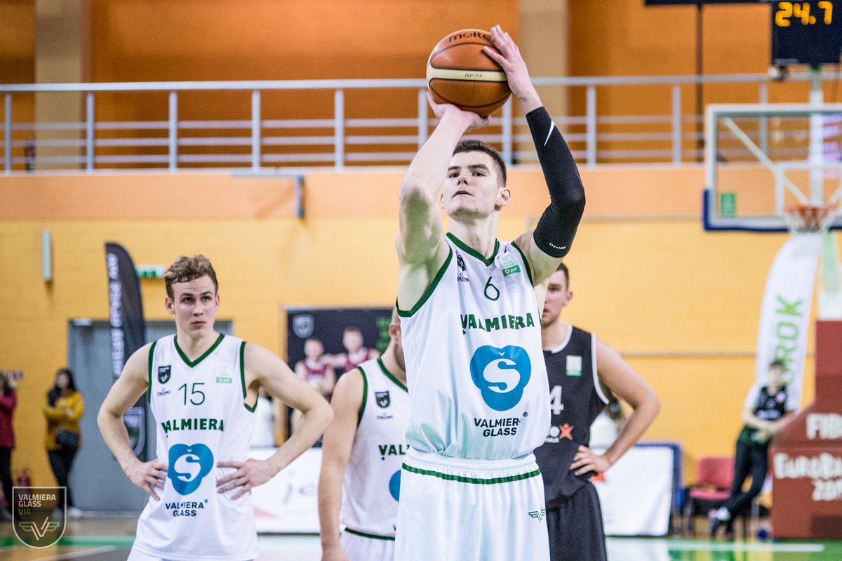 vgvia_basket's tweet photo. Starp sezonas trīs labākajiem jaunajiem basketbolistiem @Pafleague turnīrā arī divi mūsu komandas spēlētāji.
Latvijas basketbola apskatnieki par otro labāko atzinuši @Blumbergs6, bet trešo augstāko balsu skaitu saņēmis @VV_one5. 💚🏀🖤

👉 https://t.co/Dsa8LaSwkd https://t.co/4vLkXzZfel