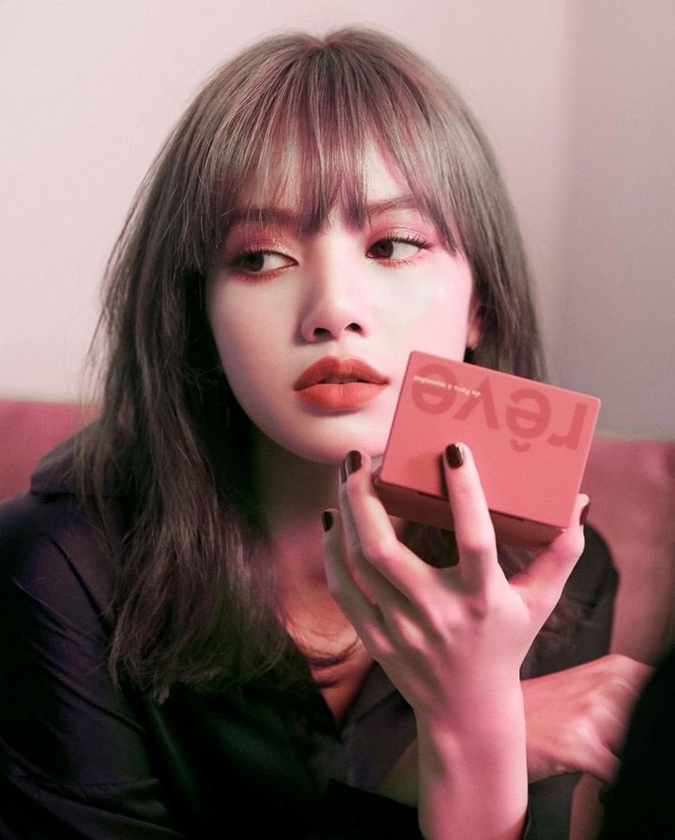 According to the news : For two hours event she will get paid $165,253 . For drama appearance $330,506 . Movie appearance $495,761 . Product endorsement $661,015 > at least 5 years contract-This is only Lisa’s earnings . No wonder YGE are always on top they make a lot of money