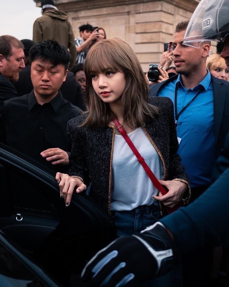 According to the news : For two hours event she will get paid $165,253 . For drama appearance $330,506 . Movie appearance $495,761 . Product endorsement $661,015 > at least 5 years contract-This is only Lisa’s earnings . No wonder YGE are always on top they make a lot of money