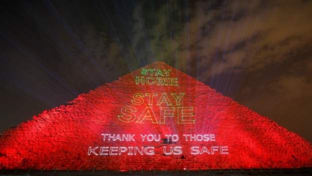 Mısır'da Gize Büyük Piramiti üzerine, 

"Bizi güvende tutan kişilere teşekkürler"  yazdılar.

Anlamı?