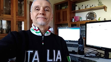 ReplicaSistemi's tweet photo. Quando si dice l'attaccamento all'azienda e alla Nazione:
il nostro collega ha detto: #iorestoacasa in #smartworking, ma vesto sempre #madeinItaly e mi disseto solo rigorosamente con la #borraccia #replicasistemi #zucchettigroup #insiemecelafaremo #workwithsmail #noinoncifermiamo https://t.co/cpnGbE6BRa