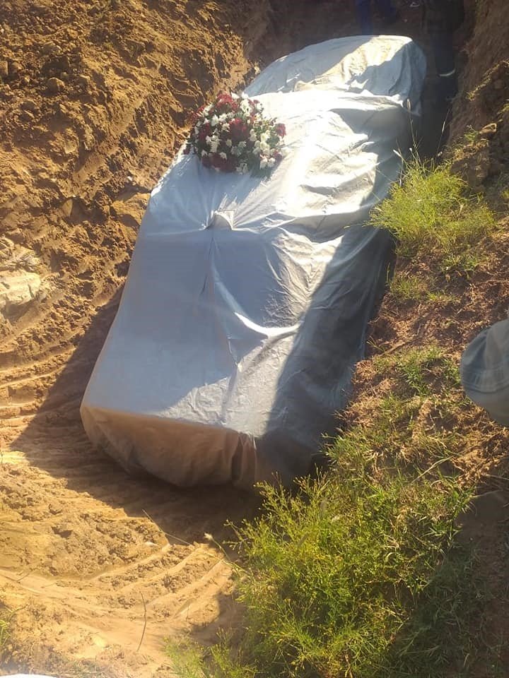 News24's tweet photo. Eastern Cape UDM leader gets his wish to be buried in his Mercedes-Benz | @TammyPetersen87 

https://t.co/UkxEcJHJGI https://t.co/RCT6nJFMTR