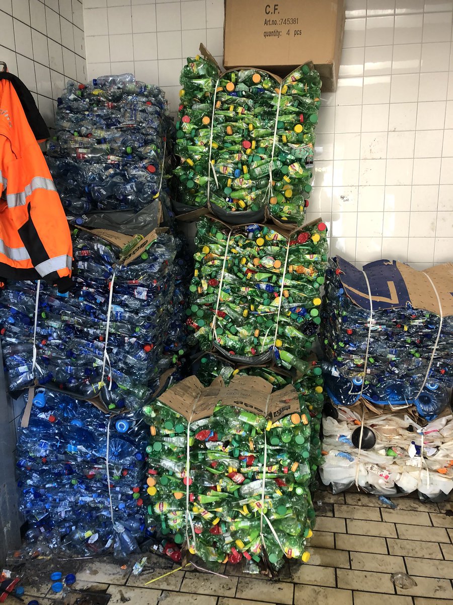 Alle ingezamelde petflesjes zijn op kleur gesorteerd, gebaald en klaar voor transport om te recyclen.
Momenteel is er geen aanvoer ivm het Corona virus maar achter de schermen zijn we volop bezig met nieuwe ontwikkelingen.
