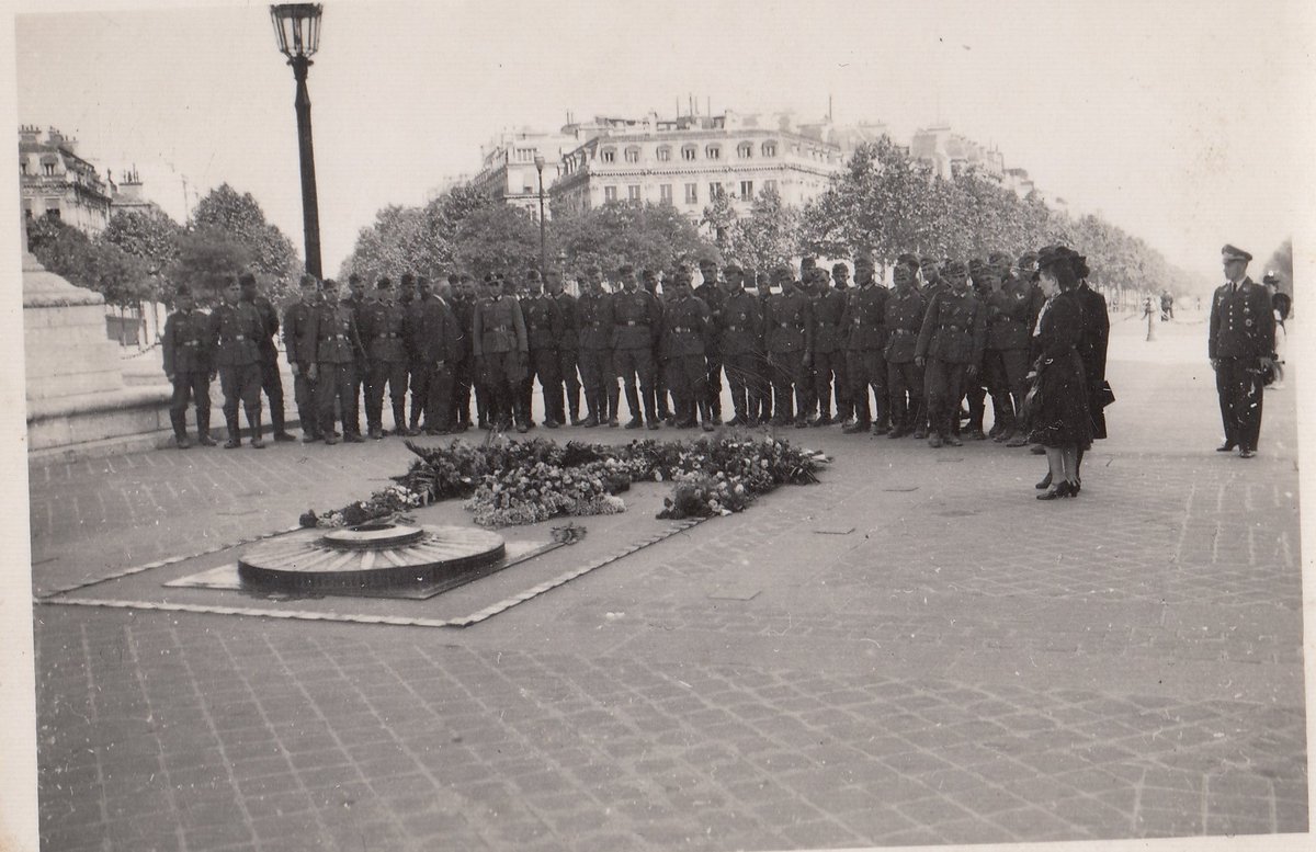  #Thread As many of you know, I collect German photos from both the world wars. In that colletion, there is a small topic I tend to look out for and that is German soldiers in the Second World War visiting the frontline and monuments of the first. So here are some of my favorites: