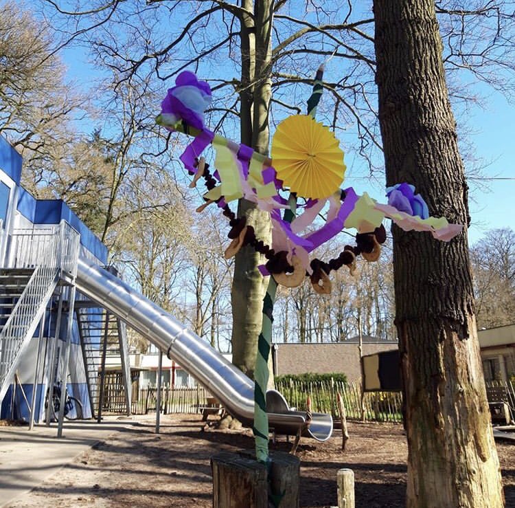 Helaas kunnen de leerlingen van De Windkanter #Palmpasen dit jaar niet op school vieren. Maar niet getreurd: vandaan konden de kleuters met hun ouders een tasje ophalen met daarin spullen om thuis een palmpasenstok te maken. 
#thuiswerk #onderwijsopafstand #vrijeschhol #Hilversum