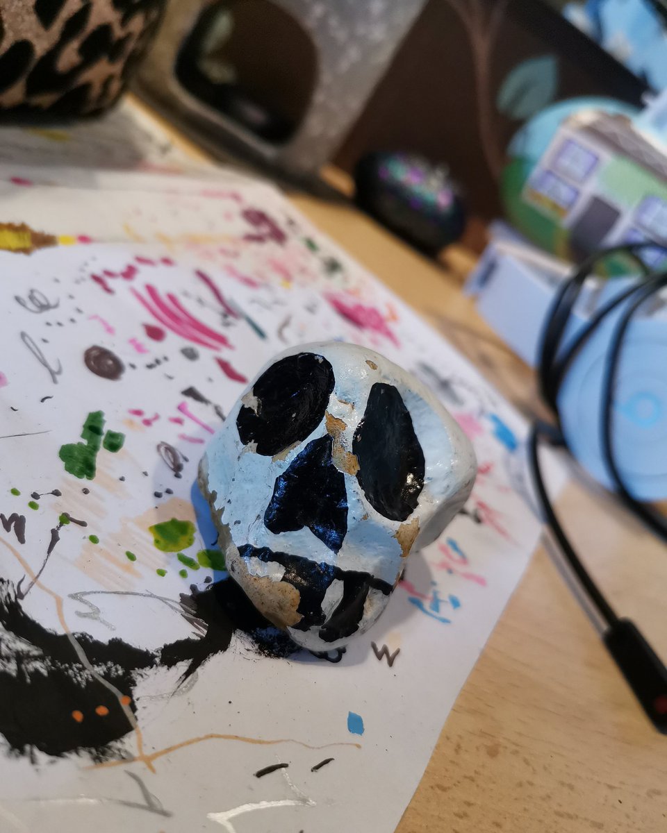 dlrocks35's tweet photo. Decided to redo this little guy, originally my boyfriend did this one and I hid it for him, luckily someone else had found him and he'd been rehidden again, then a few months later I found him again! Then since that he's been sitting in the cupboard collecting dust, time to shine https://t.co/PqlPVUiIY6