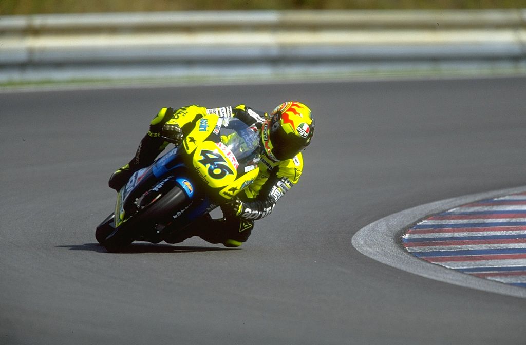 #OnThisDay 🗓 #31marzo 1996 🏍️

Valentino Rossi 🇮🇹 disputava la sua prima gara ufficiale nel Motomondiale: il Gp della Malesia, classe 125. Il #dottore si classificò 6° (la vittoria andò a Stefano Perugini)

#ValentinoRossi #ValeRossi #VR46