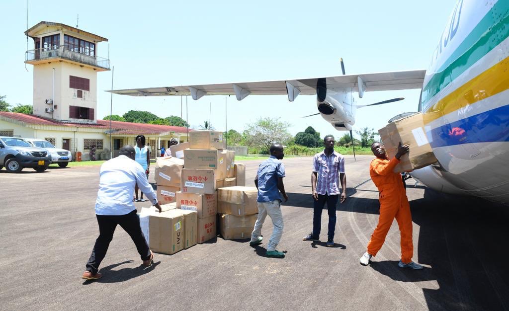 gaelondoumba's tweet photo. #GABON - Chaque lot comprend : 
- 3 000 équipements de protection individuelle (ÉPI) ;
- 215 thermoflashs ;
- 100 000 masques chirurgicaux ;
- 1 008 gels hydro-alcooliques.
#CopilCoronavirus #LutterEnsemble #Gabon @Alaric_Moubouyi @NoureddinBV @JessyeElla @Comgouv_GA @HerveMpiga https://t.co/tu8Kh4HEnk